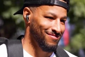 这穿搭也太吸睛了吧？张曼源此前突袭野球场跟粉丝偶遇~-